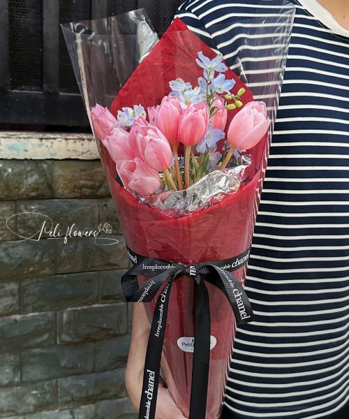BO218 Bó hoa Tulip mix Tiểu Delphin
